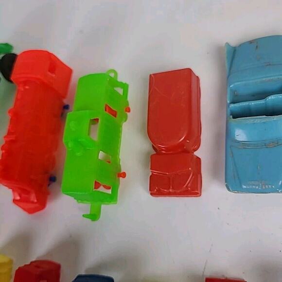 Vintage Plastic Car 1950s 60s Yellow Plymouth USA Great Britain MPC lot of 57 - Picture 11 of 13